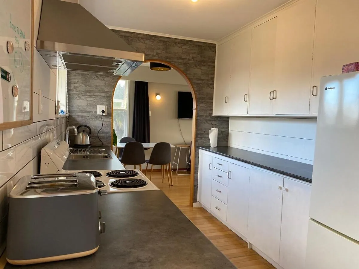 3 Bedroom House Rotorua Fully Fenced & Secure 0*,